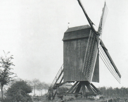de in 1937 gesloopte molen Van de Putte, gelegen nabij Sluis, die afgebeeld staat op het doek van Juliette Wytsman