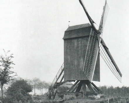 le moulin Van de Putte qui figure sur le tableau de Juliette Wytsman, situé aux abords de Sluis et démoli en 1937, 